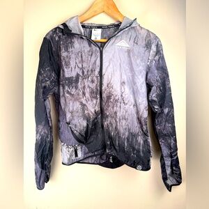 Nike Trail Women's Repel Running Jacket Hooded DX1041 011 XS Tie Dyed